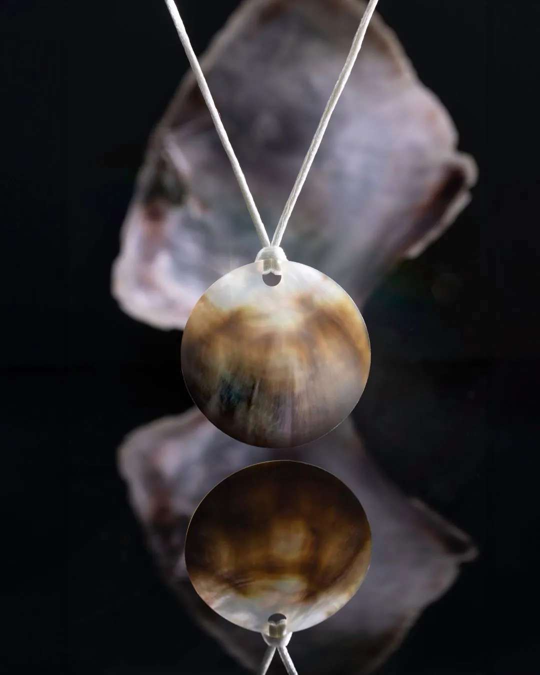 The Isla Shell pendant